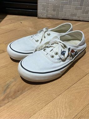 Vans Kids White Canvas Lace-Up Sneakers with Embroidered Floral Accents